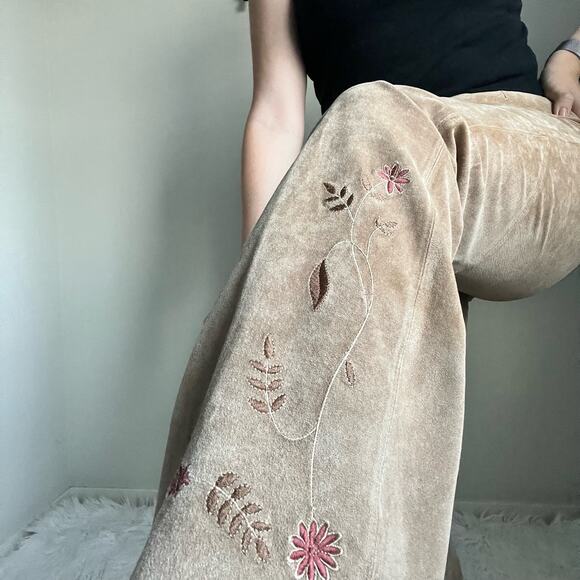Vintage Margaret Godfrey Floral Embroidered Tan Genuine Suede Pants Size 12 - Picture 2 of 16